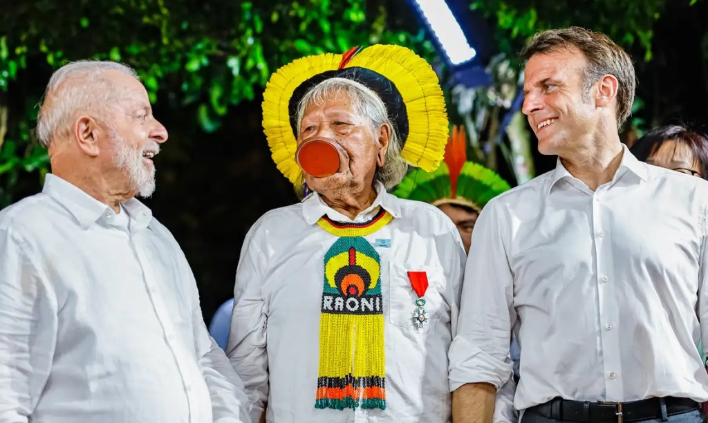 Cacique Raoni recebe honraria de Macron e pede demarcações a&nbsp;Lula