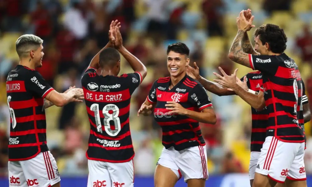 Flamengo derrota São Paulo e assume liderança do&nbsp;Brasileiro