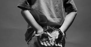 Ministério Público vai avaliar necessidade do uso de algema em&nbsp;menores