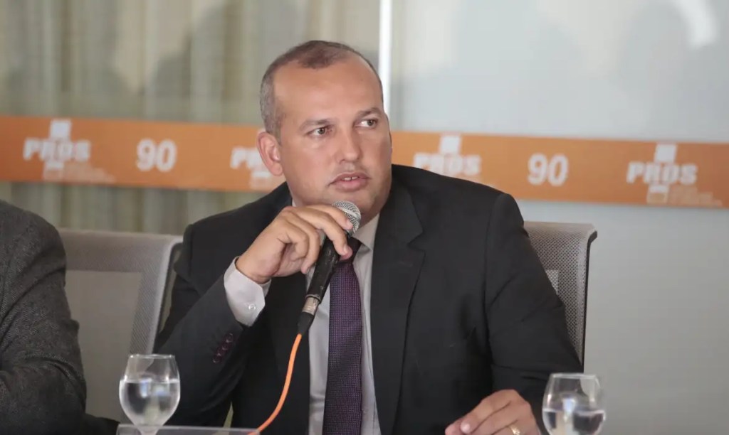 Presidente do Solidariedade entrega-se à PF após três dias&nbsp;foragido