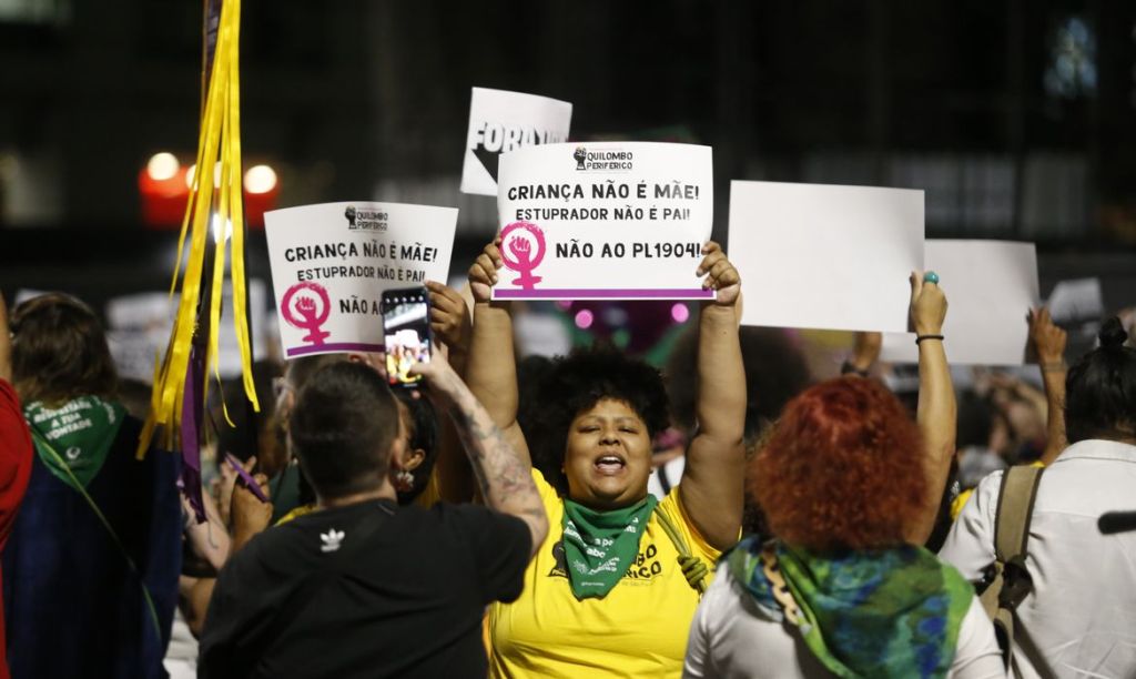 Manifestantes vão às ruas contra PL que equipara aborto a&nbsp;homicídio