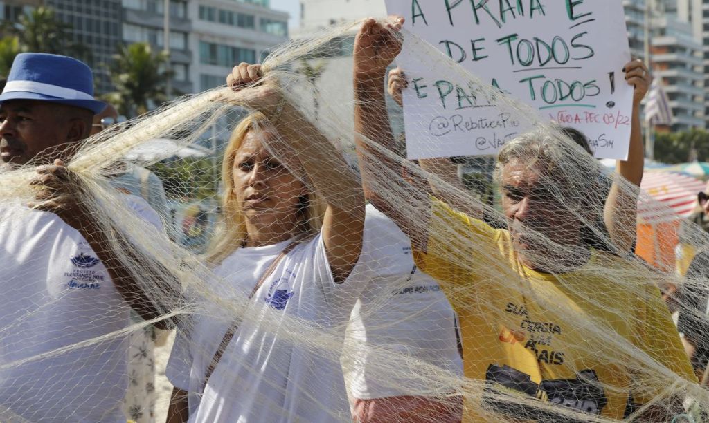 Manifestantes protestam contra PEC das Praias na orla do&nbsp;Rio