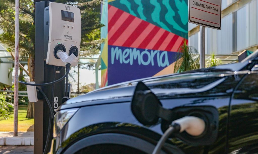 Importação de veículos elétricos provoca queda na balança&nbsp;comercial