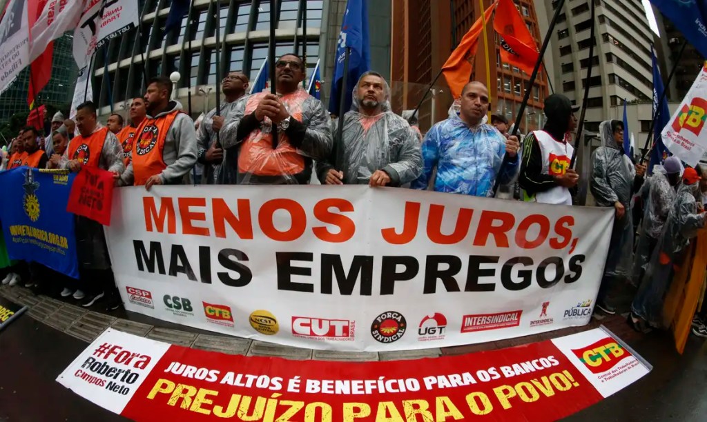 Centrais sindicais unem-se em protesto contra alta da taxa de&nbsp;juros