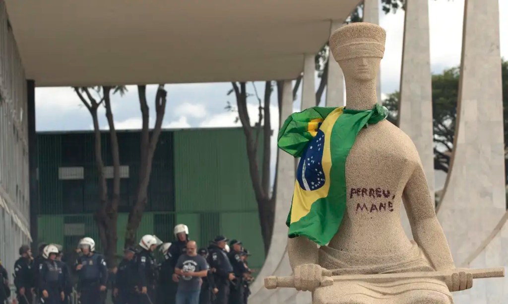 PGR denuncia mulher que escreveu Perdeu, mané em estátua no&nbsp;STF