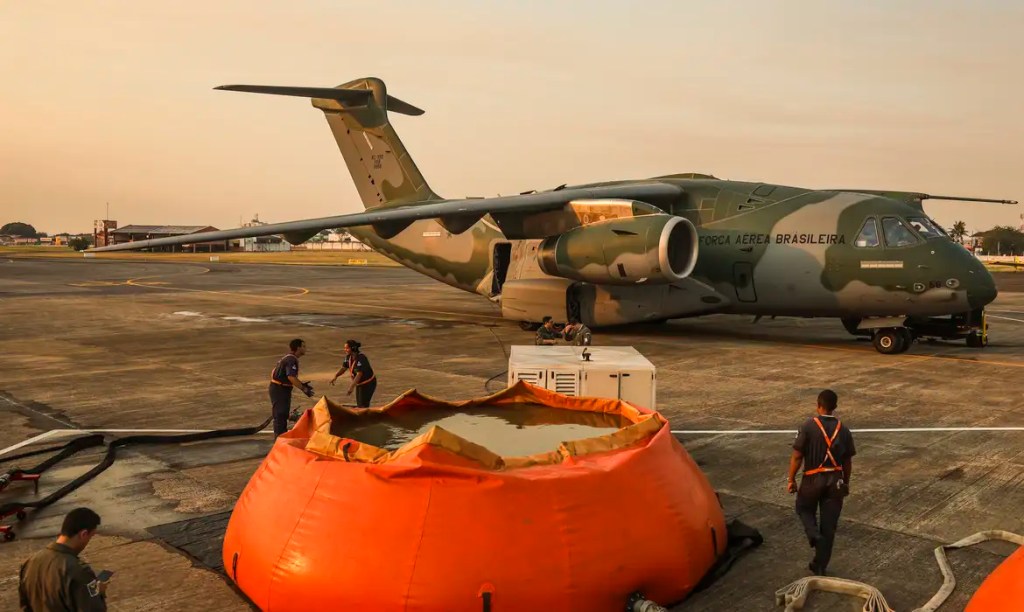 FAB lança 336 mil litros de água para combater incêndios no&nbsp;Pantanal