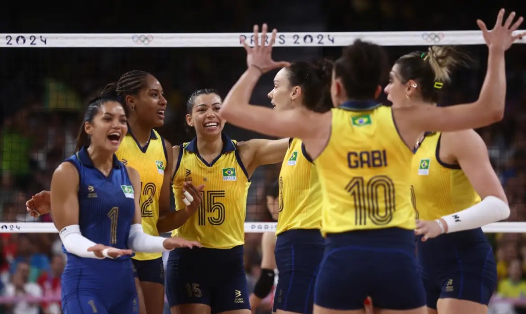 Brasil vence República Dominicana e vai à semifinal no vôlei&nbsp;feminino