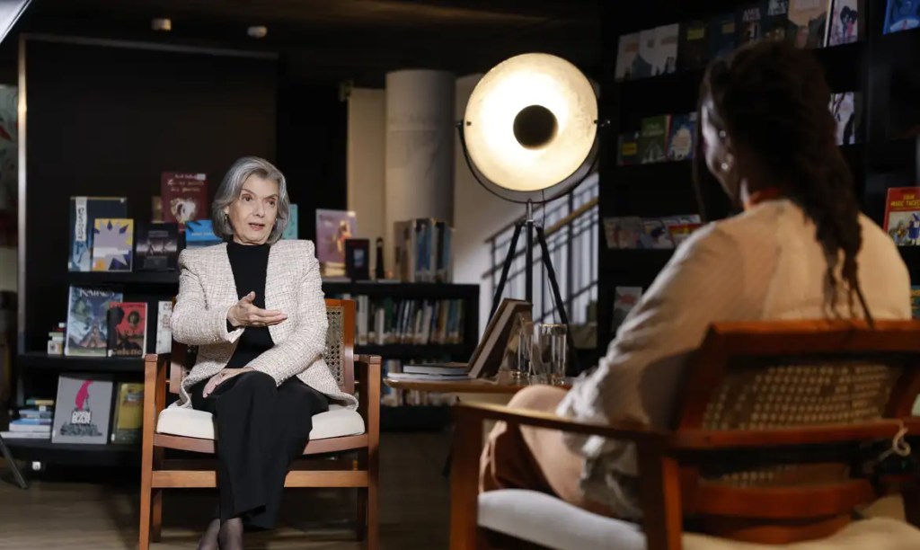 Cármen Lúcia fala em resistir contra autoritarismos e retrocesso&nbsp;civil